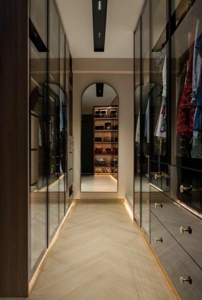 8-Door Contemporary Wood Walk-In Wardrobe Design with Glass Doors